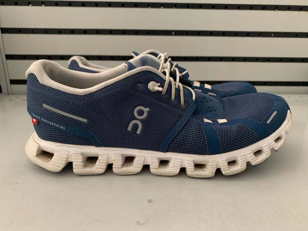 On Running Cloud 5 Women's Running Shoes in Denim/White Sz 7.5